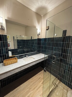 Premium Room | Bathroom | Shower, free toiletries, hair dryer, towels - Parque Juan Diego (Zapopan)