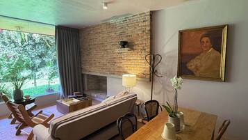 Habitación Premium | Área de sala de estar | Smart TV de 50 pulgadas con canales por cable y televisión