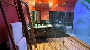 Grand Room, 2 Bedrooms | Bathroom | Shower, free toiletries, hair dryer, towels