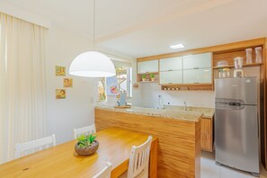 Fridge, microwave, coffee/tea maker, cookware/dishes/utensils - IT86 Beautifully Decorated Apartment 2 suites - Itacimirim. (Camaçari)