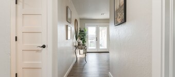 Village Luxe 5BR plus Bunk Room Sleeps 14