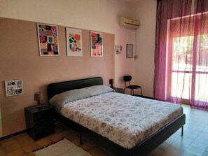 1 bedroom, bed sheets - For you: sea, "Costa dei Trabocchi" bicycle path, food and wine, art. (Fossacesia)