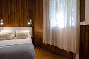 4 bedrooms, iron/ironing board, free WiFi, bed sheets - Douro Charming Chalet (Melres)