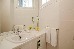 Shower, hair dryer, towels, soap - Douro Charming Chalet (Melres)