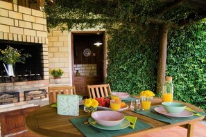 Outdoor dining - Douro Charming Chalet (Melres)
