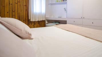 4 bedrooms, iron/ironing board, free WiFi, bed sheets