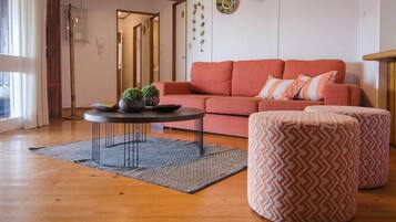 Smart TV, fireplace, stereo