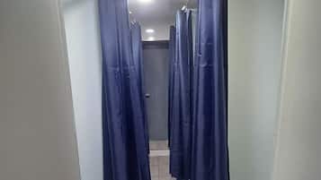 淋浴设施、免费洗浴用品、吹风机、拖鞋