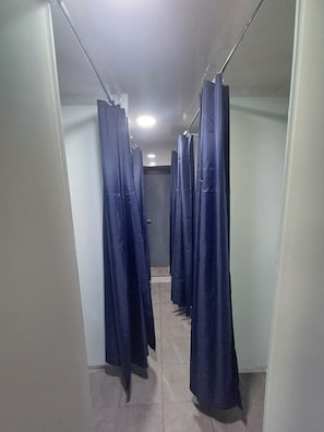 Shower, free toiletries, hair dryer, slippers - Ocean's Guesthouse - foreigners only (Seoul)