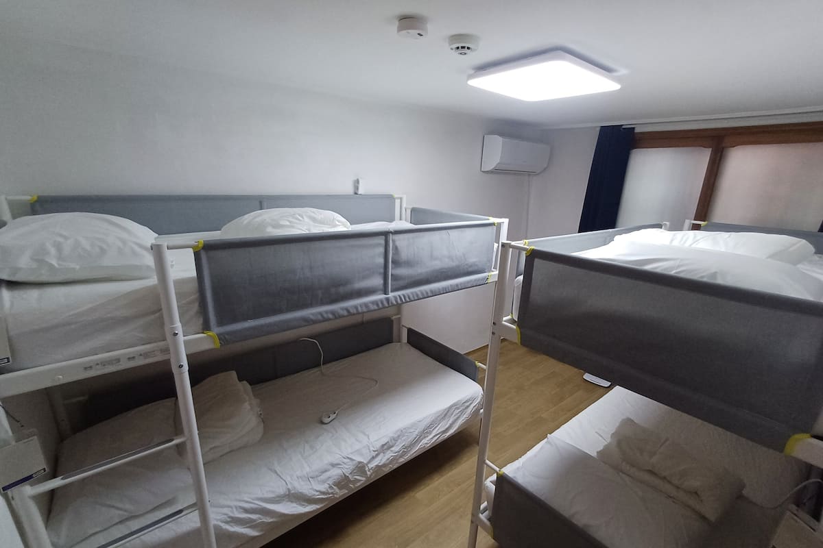 Bed in 4-Bed Female Dormitory Room (non-Korean nationals only) | Hypoallergeen beddengoed, verduisterende gordijnen, gratis wifi