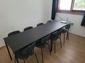 Refrigerador em uma área comum, micro-ondas em uma área comum