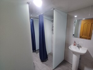 Shower, free toiletries, hair dryer, slippers - Ocean's Guesthouse - foreigners only (Seoul)