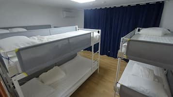 Bed in 6-Bed Mixed Dormitory Room (non-Korean nationals only) | 低過敏寢具、遮光布/窗簾、免費無線上網