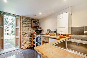 Geladeira, micro-ondas, fogão, talheres/pratos/utensílios de cozinha