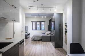 Iron/ironing board, free WiFi - Cozy Studio in the Heart of Montreal (Montreal)