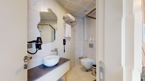 Douche, articles de toilette écologiques, sèche-cheveux, chaussons