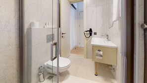 Dusche, umweltfreundliche Kosmetikartikel, Haartrockner, Hausschuhe