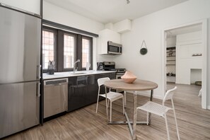 Kjøleskap, kokeplater og kjøkkenutstyr