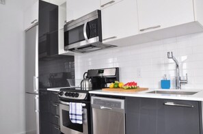 Kühlschrank, Herdplatte, Kochgeschirr/Geschirr/Besteck