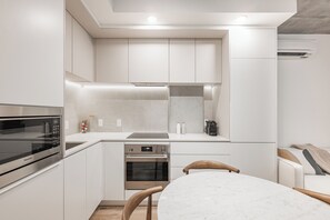 Kühlschrank, Herdplatte, Geschirrspüler