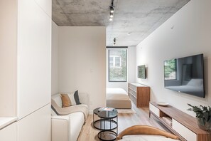 Smart TV - Modern Studio Living in the Heart of Montreal (Montreal)