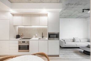 Køleskab, kogeplade, opvaskemaskine