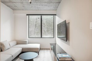 Smart TV - Urban Oasis Flat with Balcony in Ville-Marie (Montreal)