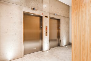 Interior - Modern One Bedroom Flat in Montreal's Ville-Marie (Montreal)