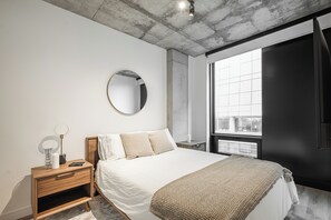 2 bedrooms, iron/ironing board, free WiFi - Charming Urban Getaway in Ville-Marie (Montreal)