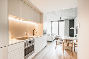 Een koelkast, een kookplaat, een vaatwasser