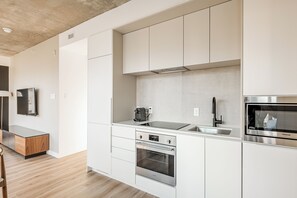 Fridge, stovetop, dishwasher