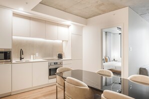 Fridge, stovetop, dishwasher - Le Mont Classic Residence (Montreal)