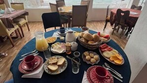Ein Essbereich mit gedecktem Tisch für das Frühstück mit Blick auf einen Strand.
