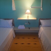 Quarto triplo conforto, vista para a praia | Wi-Fi de cortesia, roupa de cama