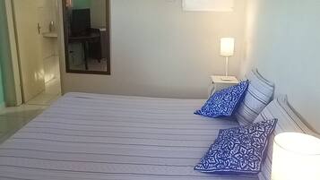 Quarto casal superior, 1 cama King, vista para a praia | Wi-Fi de cortesia, roupa de cama