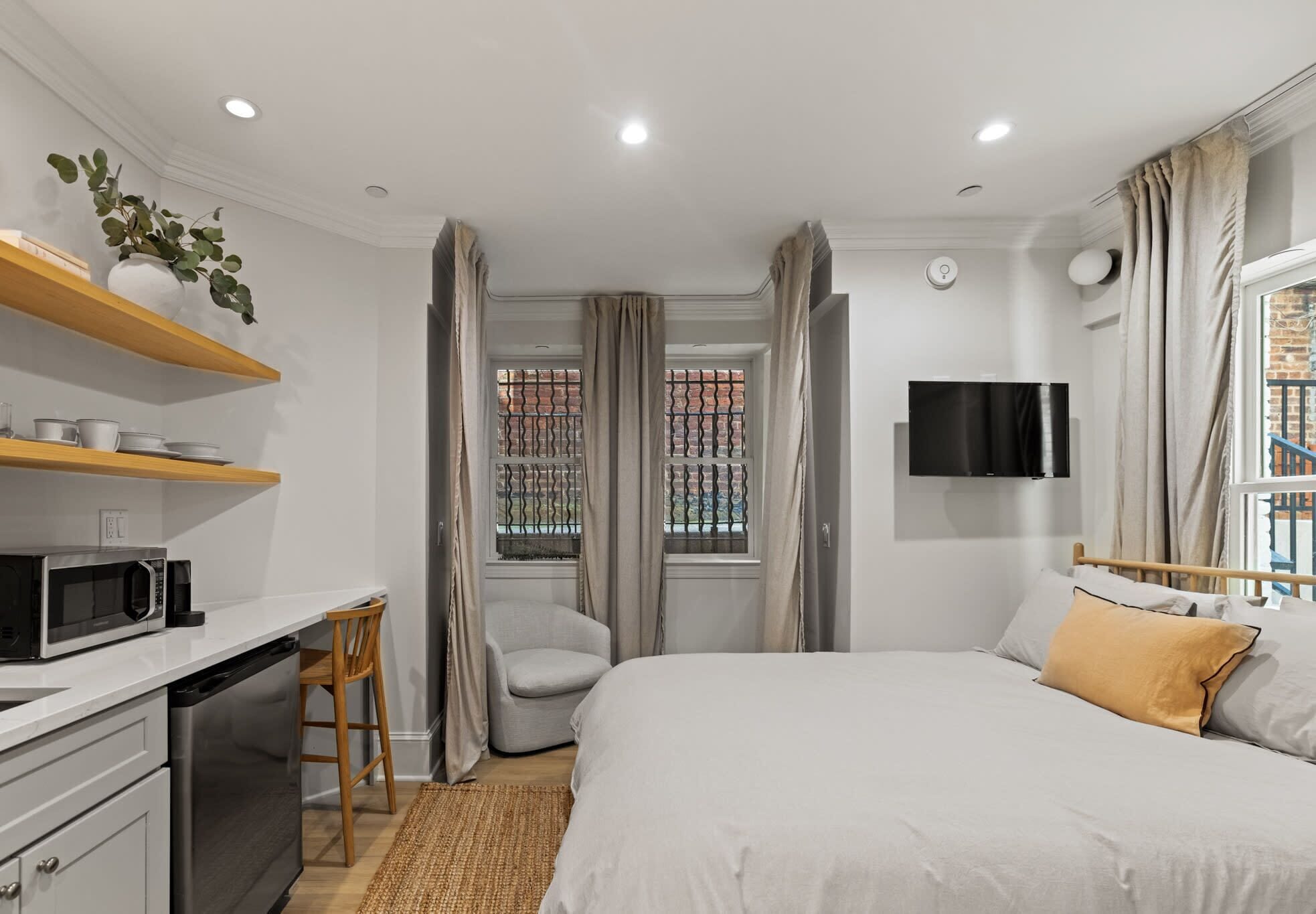 1 bedroom, desk, iron/ironing board, WiFi