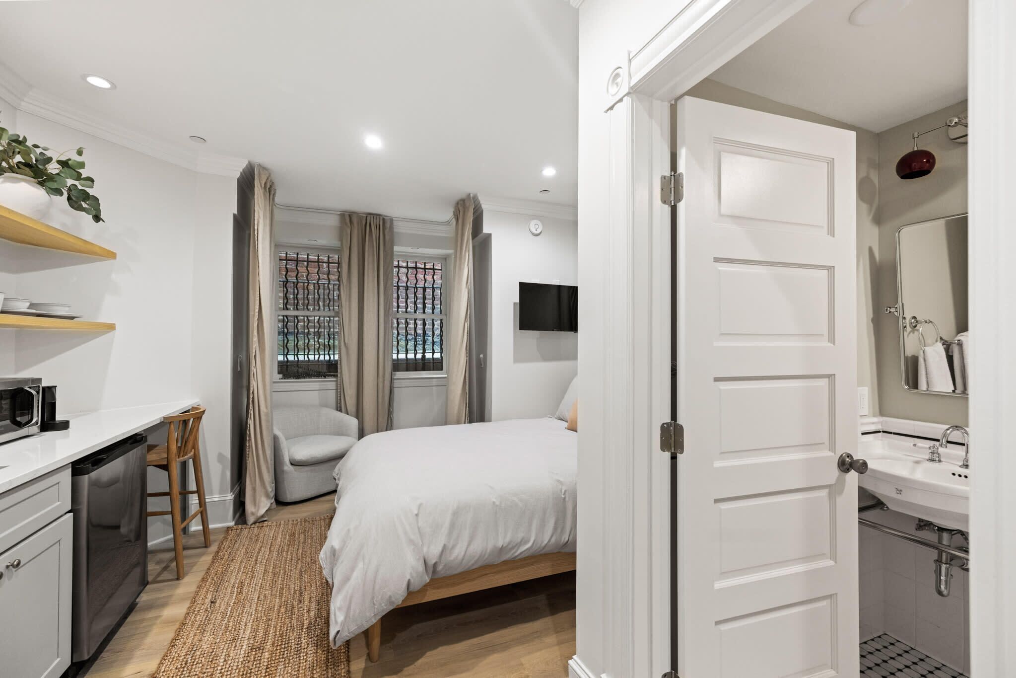 1 bedroom, desk, iron/ironing board, WiFi