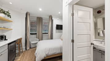 1 bedroom, desk, iron/ironing board, WiFi