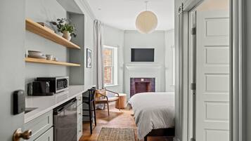 1 bedroom, desk, WiFi, bed sheets