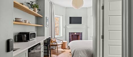 1 bedroom, desk, WiFi, bed sheets