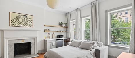 1 bedroom, desk, WiFi, bed sheets