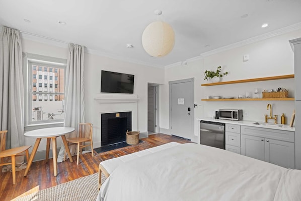 1 bedroom, desk, iron/ironing board, WiFi