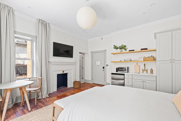 1 bedroom, desk, iron/ironing board, WiFi