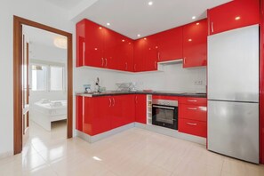 Kjøleskap, ovn, kokeplater og kaffetrakter/tekoker