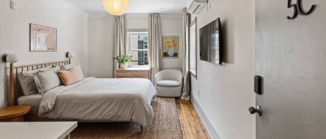 1 bedroom, desk, WiFi, bed sheets