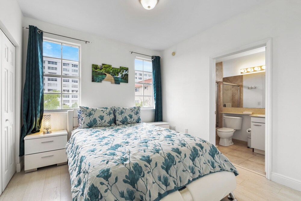 Bayside Townhome Private Beach Access with Pool, Hot Tub and Free