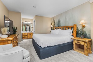 3 bedrooms, iron/ironing board, travel cot, Internet - Hot Tub/Pool | A/C in Summer | Steps from Slopes | Free Winter Shuttle (Steamboat Springs)