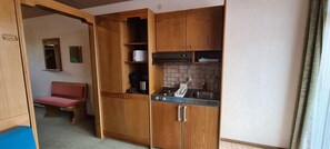 Geladeira, cafeteira/chaleira, torradeira