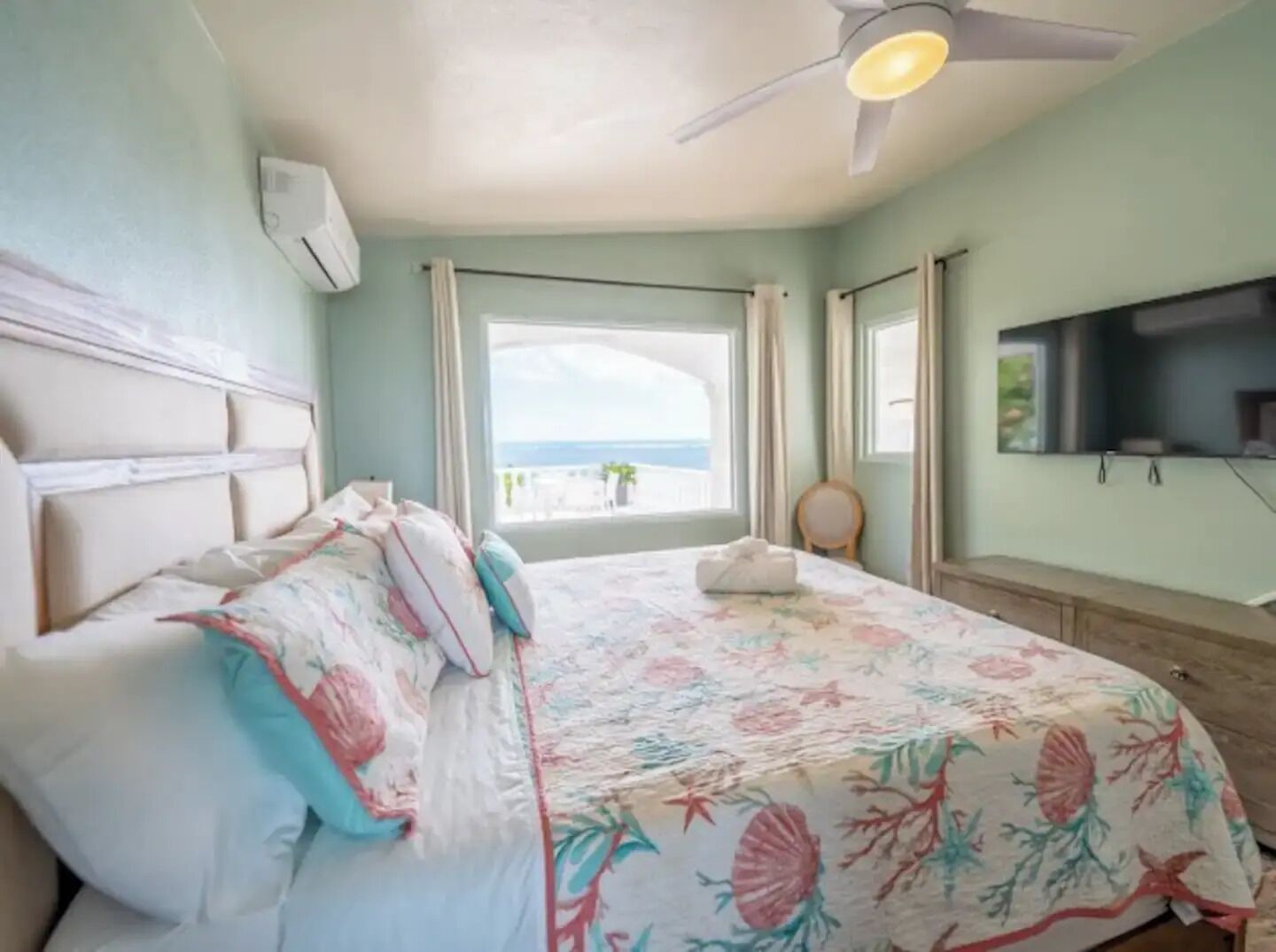 6 عدّة غرف نوم ومكواة/لوح كي وواي فاي وملاءات أسرّة