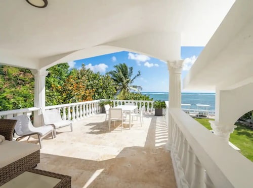 Luxurious Oceanfront Villa + Pool l Casa Blanca